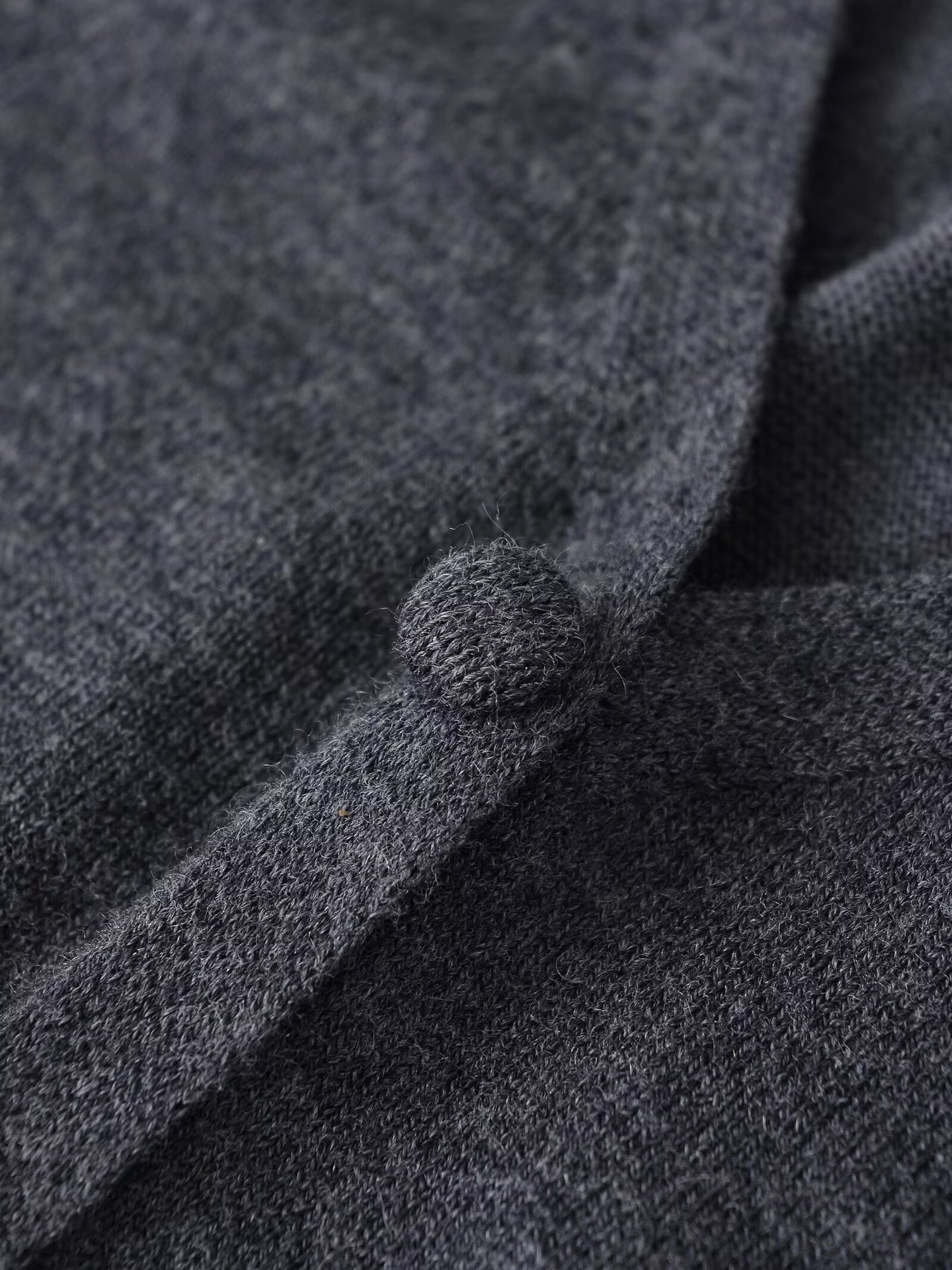 Fashionable Front And Back V-Neck Knitwear Style