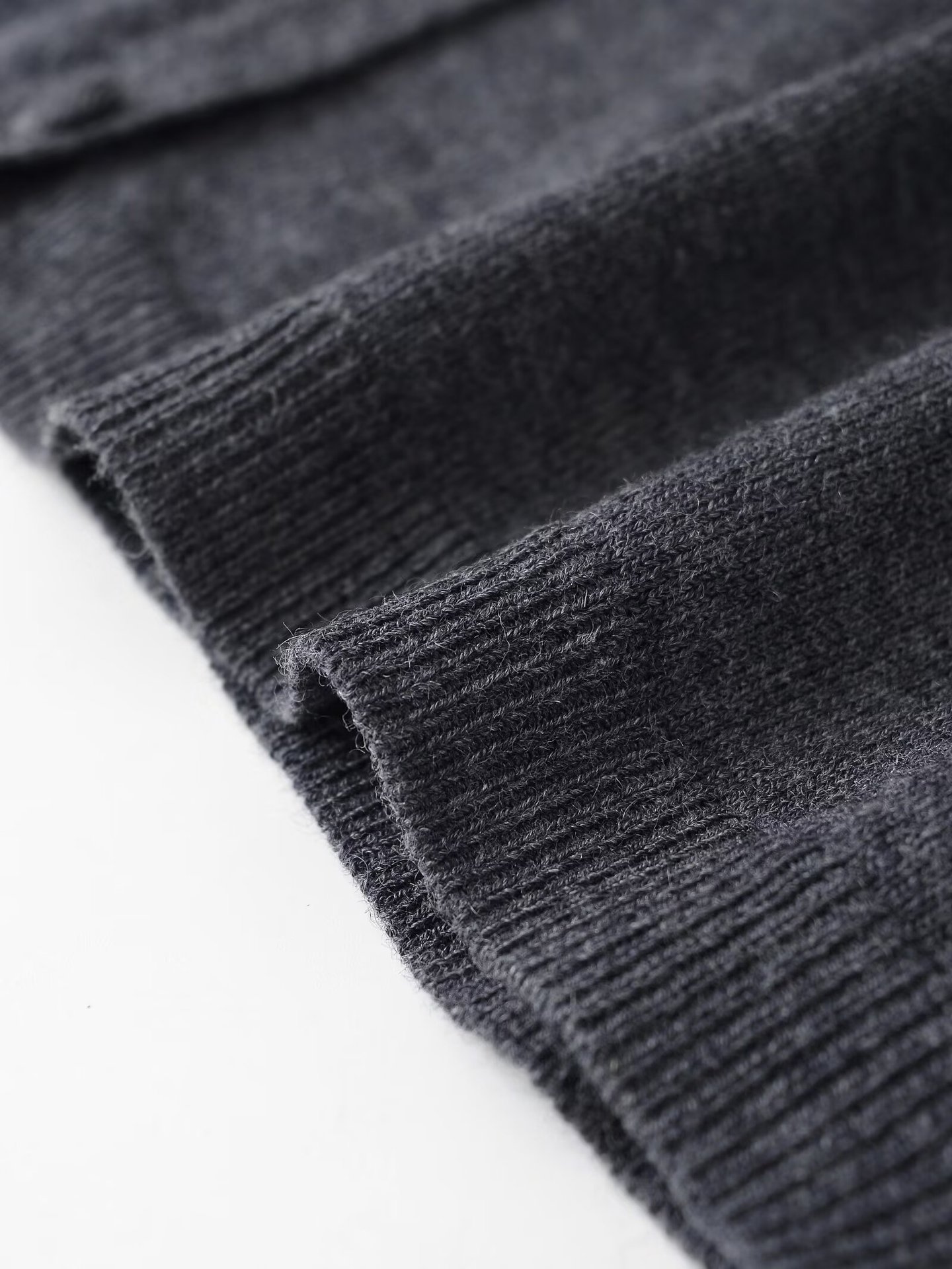 Fashionable Front And Back V-Neck Knitwear Style