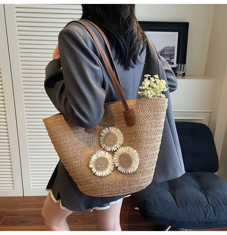 Women’s Straw Bucket Bag