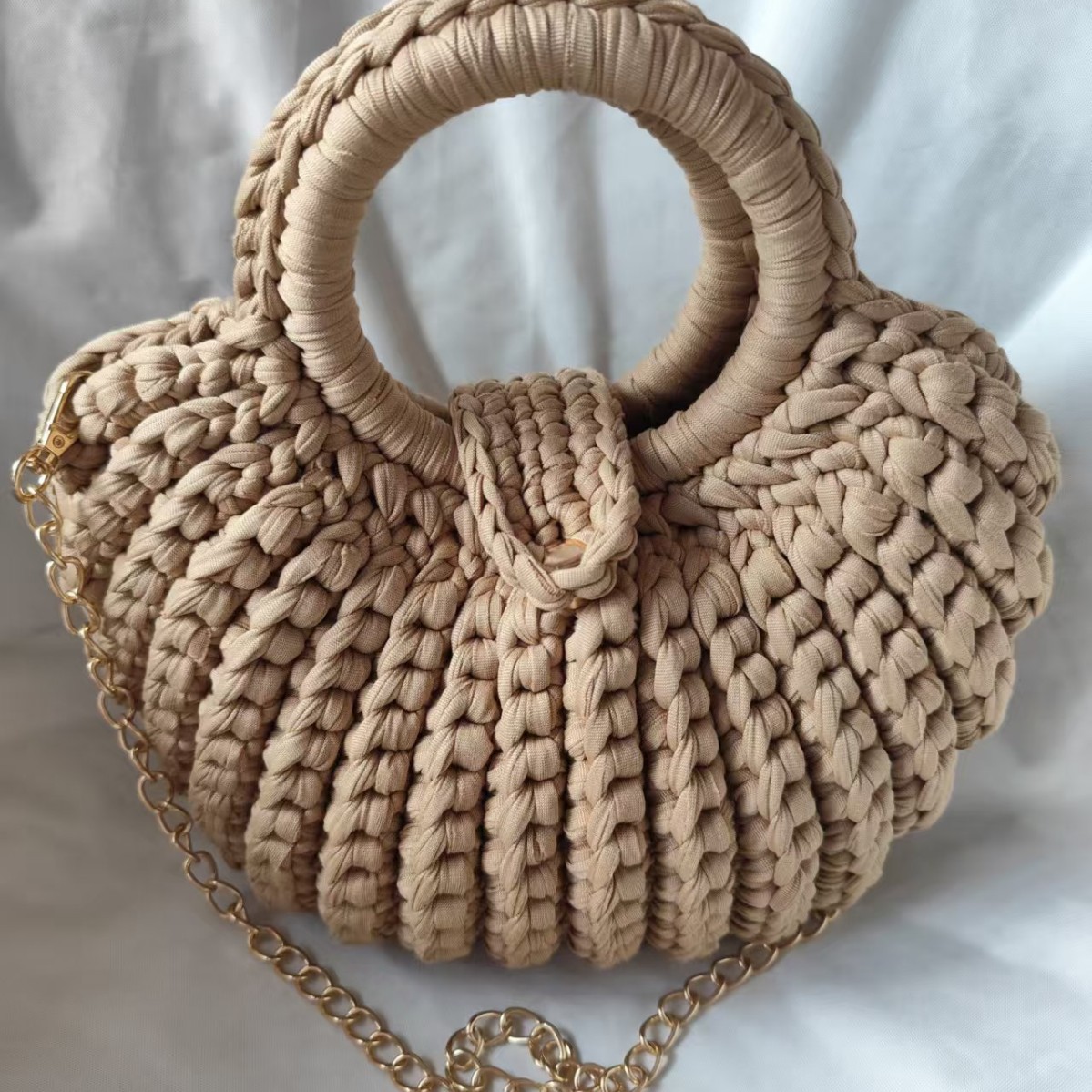 Shell-Shaped Dome Bag