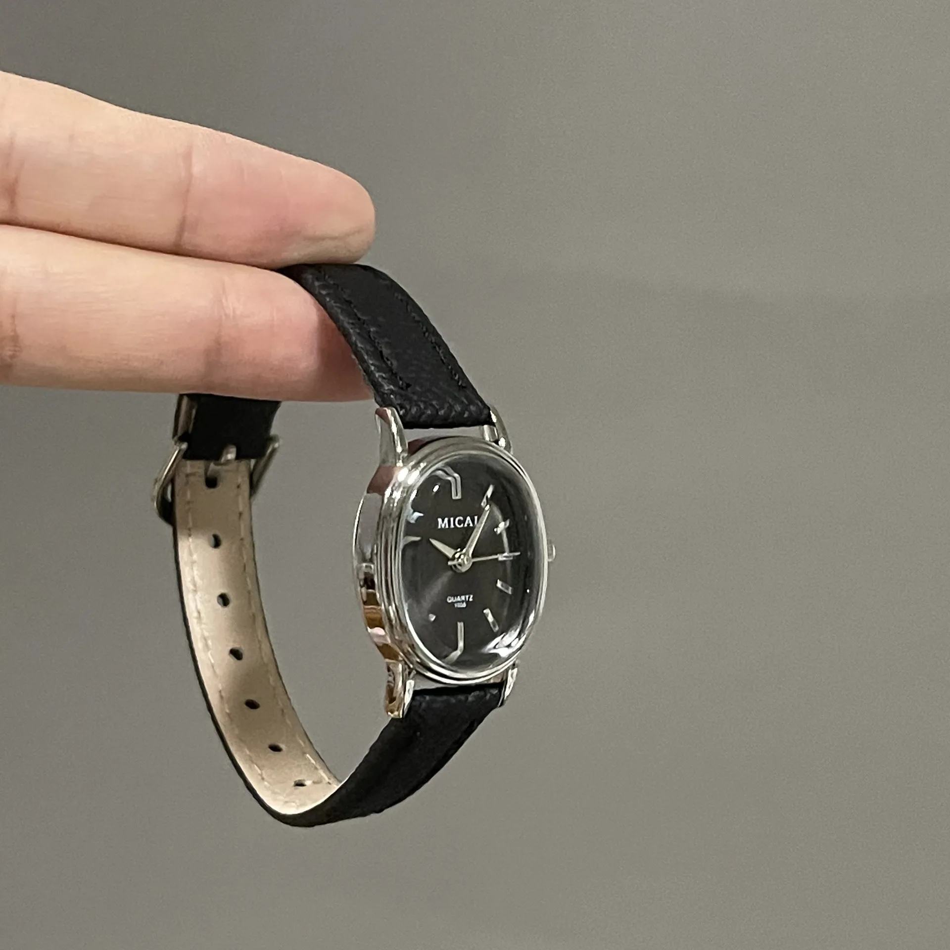 Women's Quartz Oval Dial Watch with PU Strap and Pin Buckle, Featuring Plexiglass Mirror and Pointer Display
