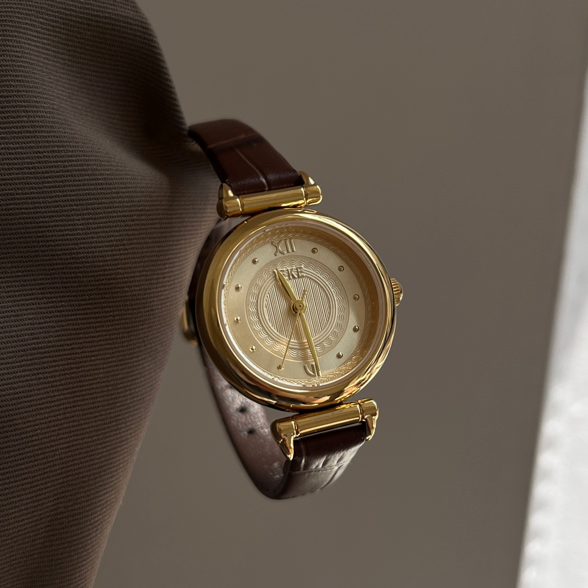 Elegantly Retro Round Small Dial Quartz
