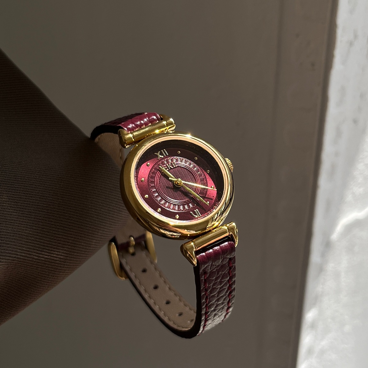 Elegantly Retro Round Small Dial Quartz