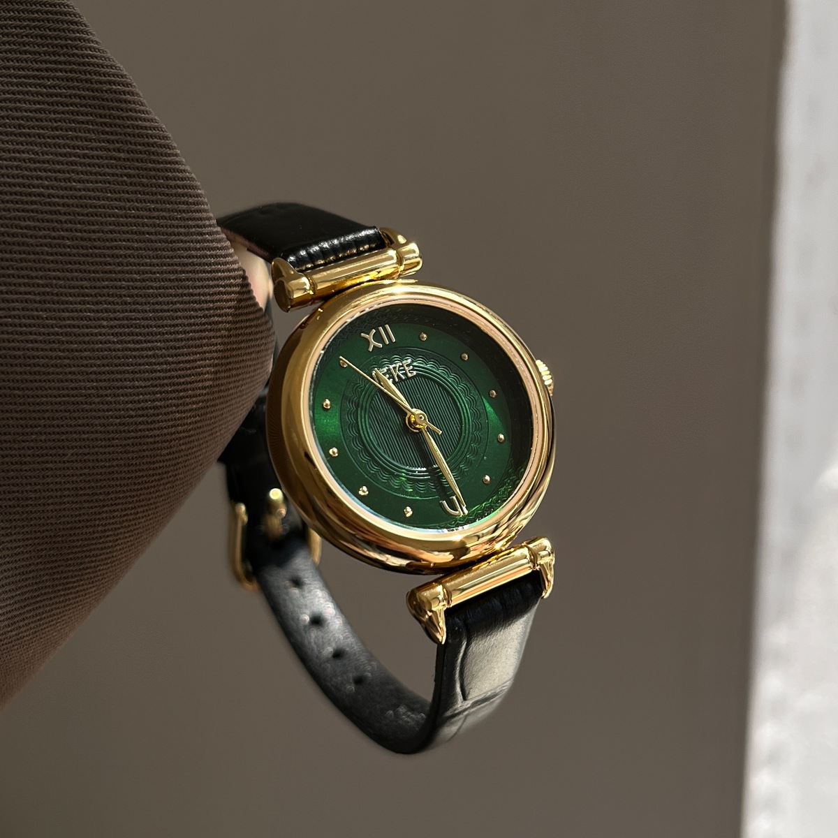 Elegantly Retro Round Small Dial Quartz
