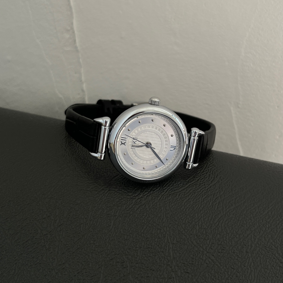 Elegantly Retro Round Small Dial Quartz