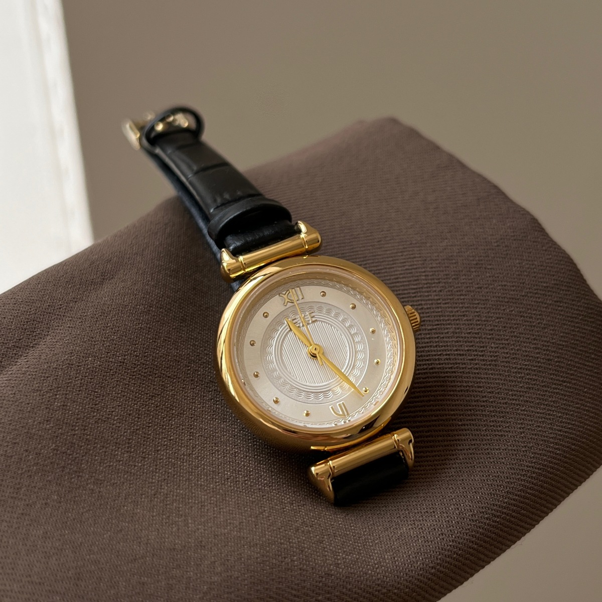 Elegantly Retro Round Small Dial Quartz