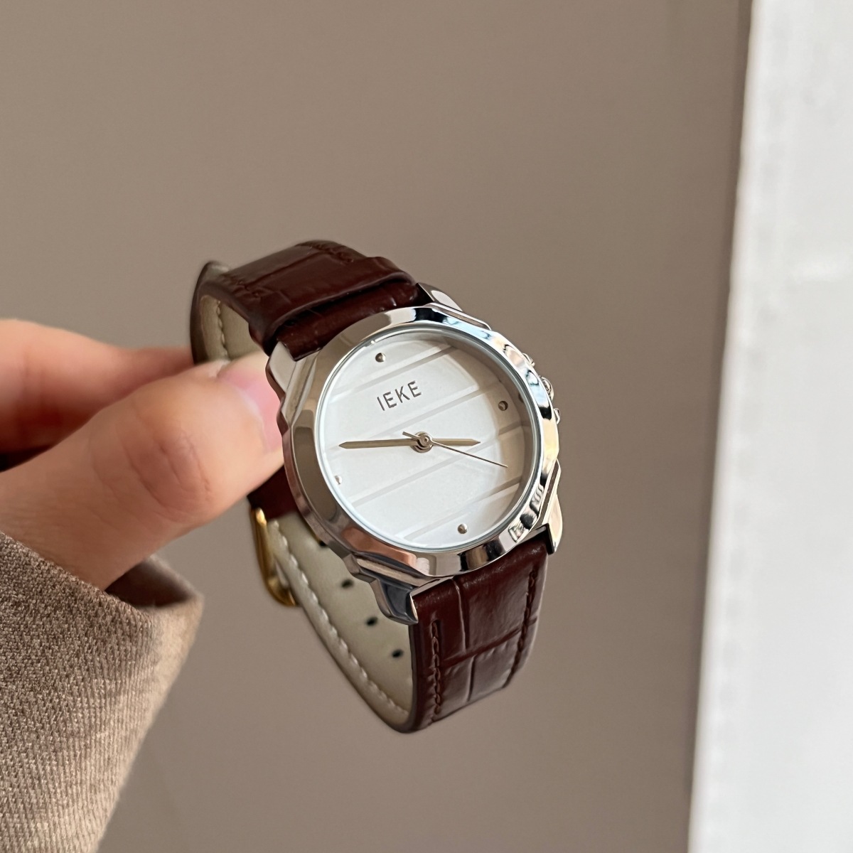 Round Buckle Quartz Watch