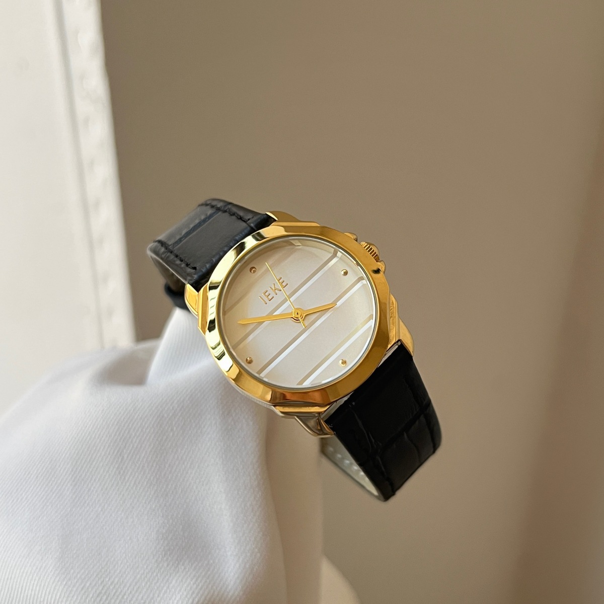 Round Buckle Quartz Watch