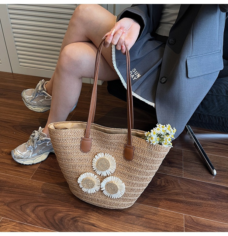 Women’s Straw Bucket Bag