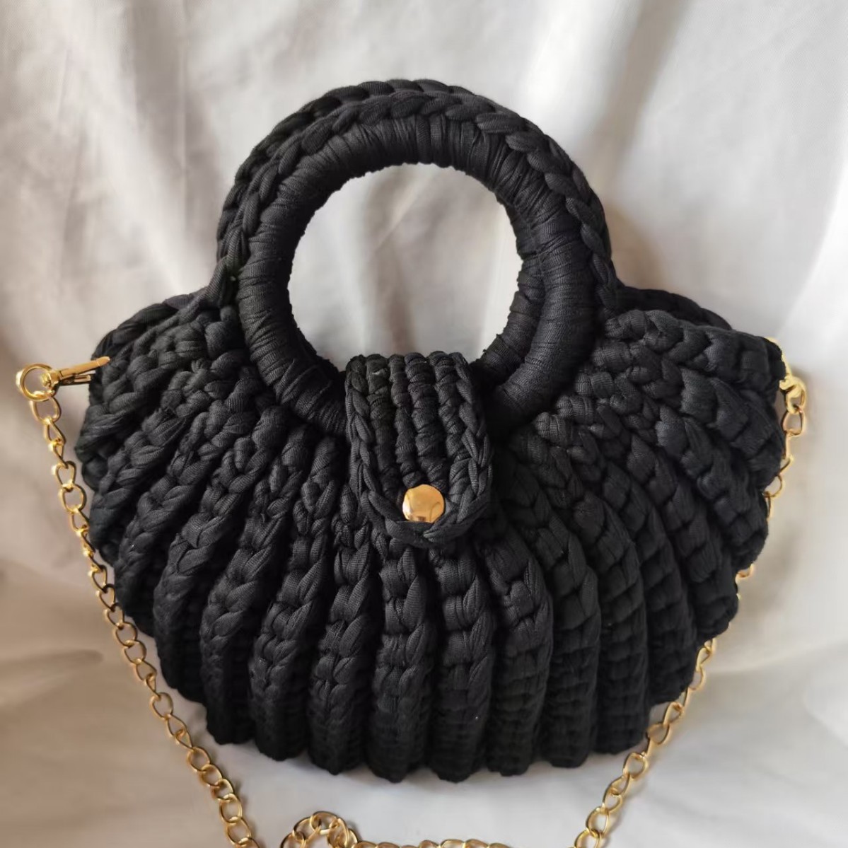 Shell-Shaped Dome Bag