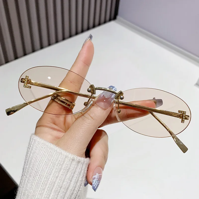 Casava Oval Frame Sunglass